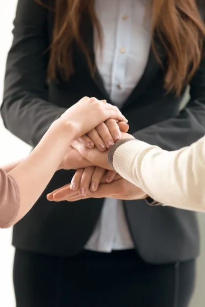 concept-de-gestion-d-equipe-hommes-d-affaires-joignant-les-mains-gros-plan-vertical