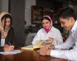 des-personnes-de-plan-moyen-qui-etudient-ensemble